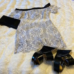 Must have floral mini dress with cut-out details & lining